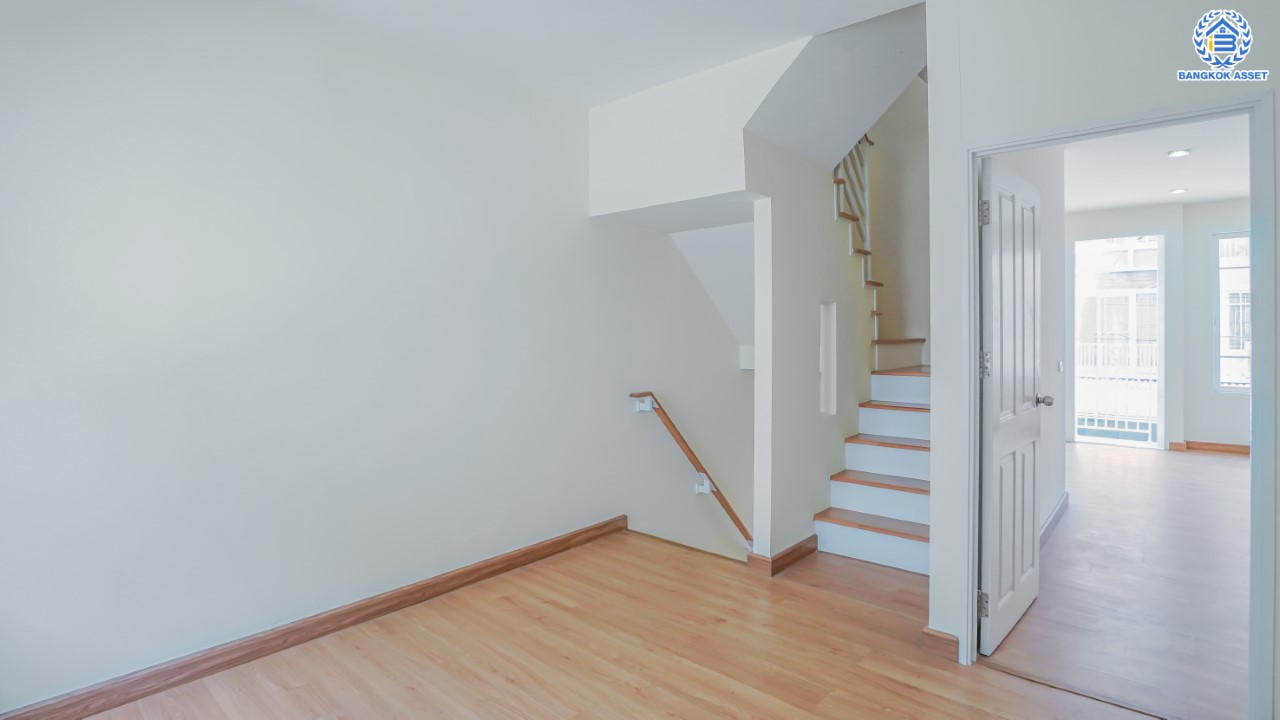 ทาวน์เฮ้าส์มือสองนนทบุรี ม.โกลเด้นทาวน์ ปิ่นเกล้า-จรัญฯ 3 ชั้น เนื้อที่ 22.6 ตร.ว. ฟังก์ชัน 5 ห้องนอน 4 ห้องน้ำ จอดรถได้ 2 คัน บนทำเลเชื่อมต่อหลายเส้นทาง ใกล้ทางด่วน "ศรีรัช" รถไฟฟ้าสายสีแดงอ่อน "สถานีบางบำหรุ" และ รถไฟฟ้าสายสีน้ำเงิน "สถานีบางอ้อ"